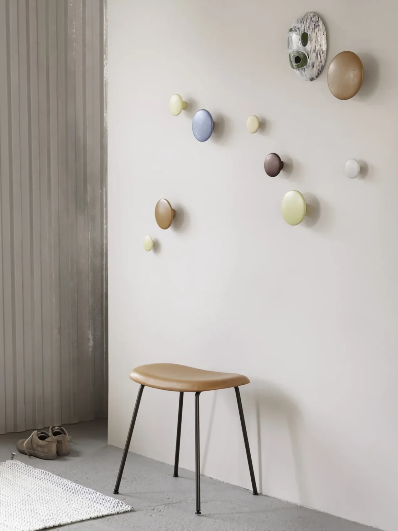 Kruk Fiber met zwart stalen onderstel ochre