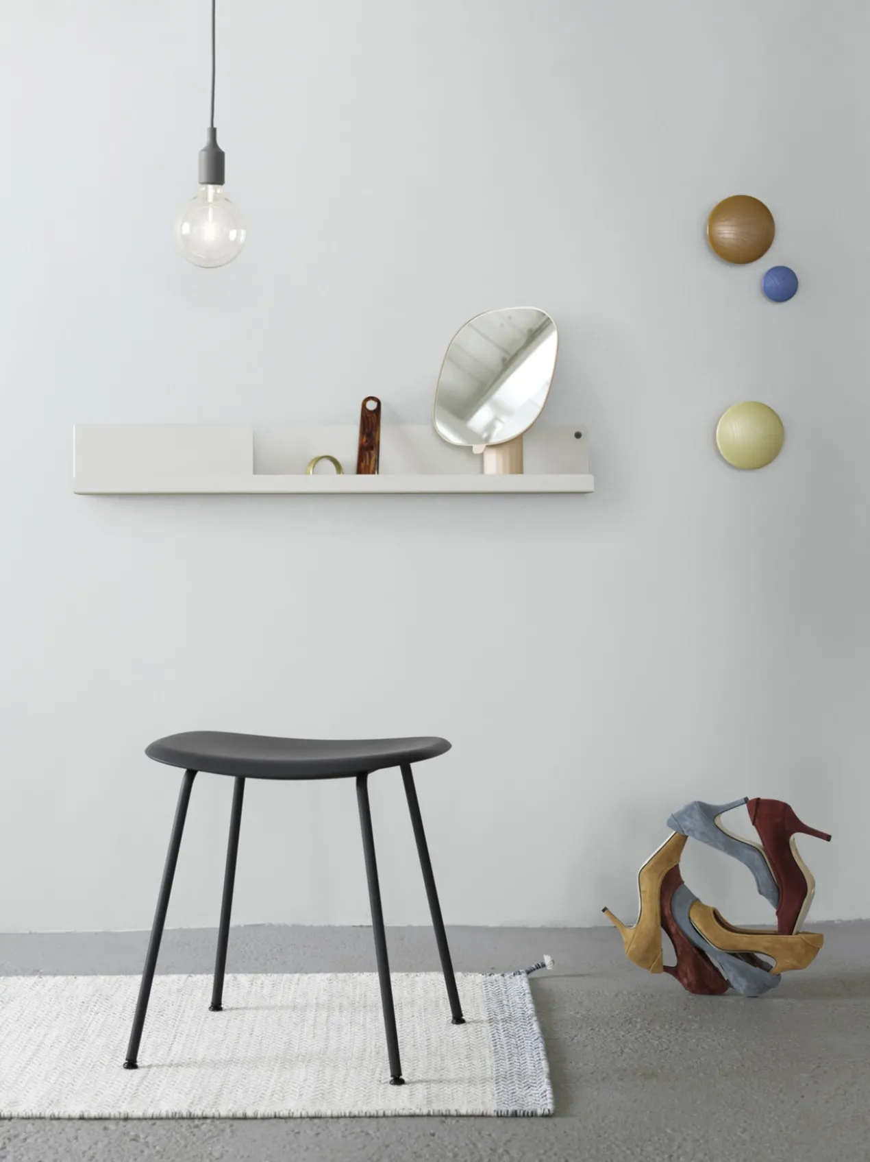 Kruk Fiber Stool donker eiken onderstel white