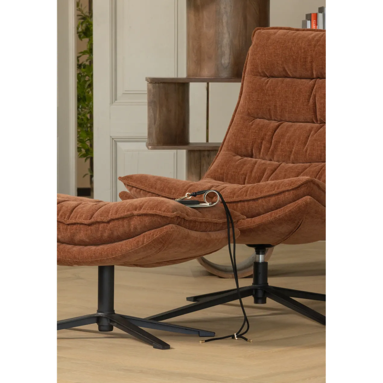 Kube draaifauteuil met hocker bruin
