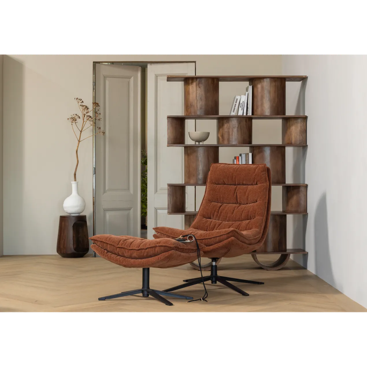 Kube draaifauteuil met hocker bruin