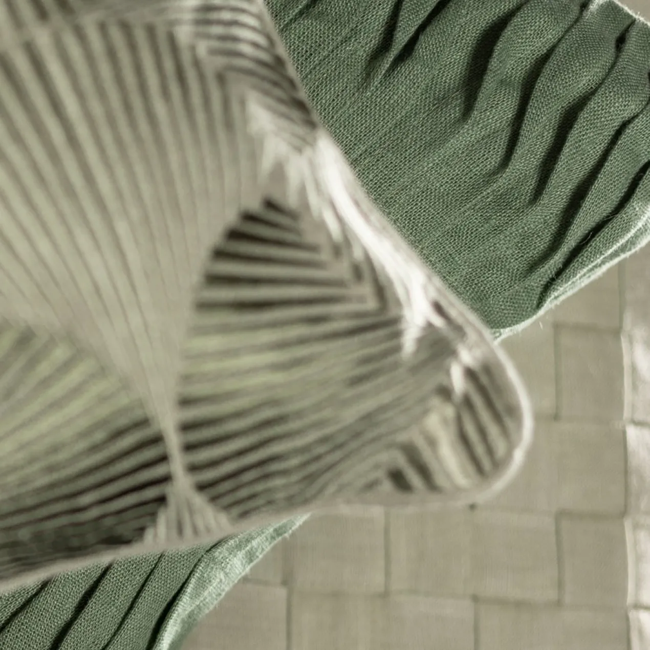 Kussen Small wave linnen old green