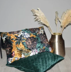 Kussen velvet flower leaves roze 50 x 35 cm