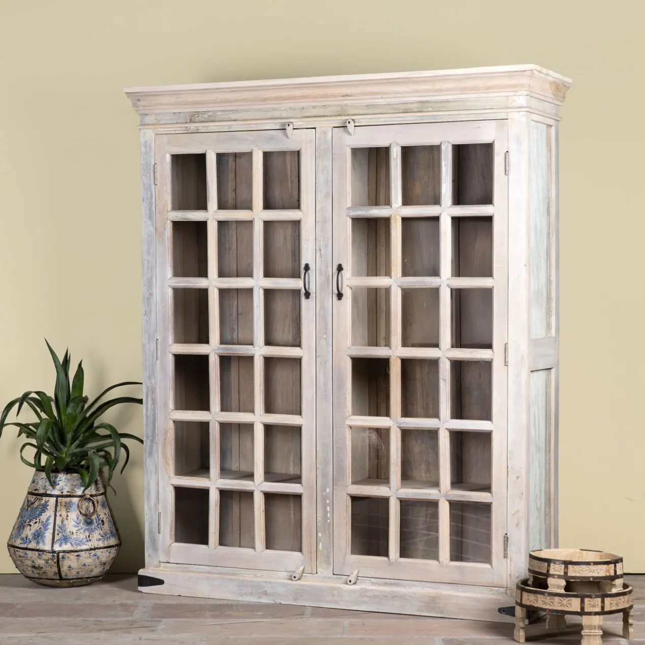 Namrata - Vitrinekast van Gerecycled Hout Vintage