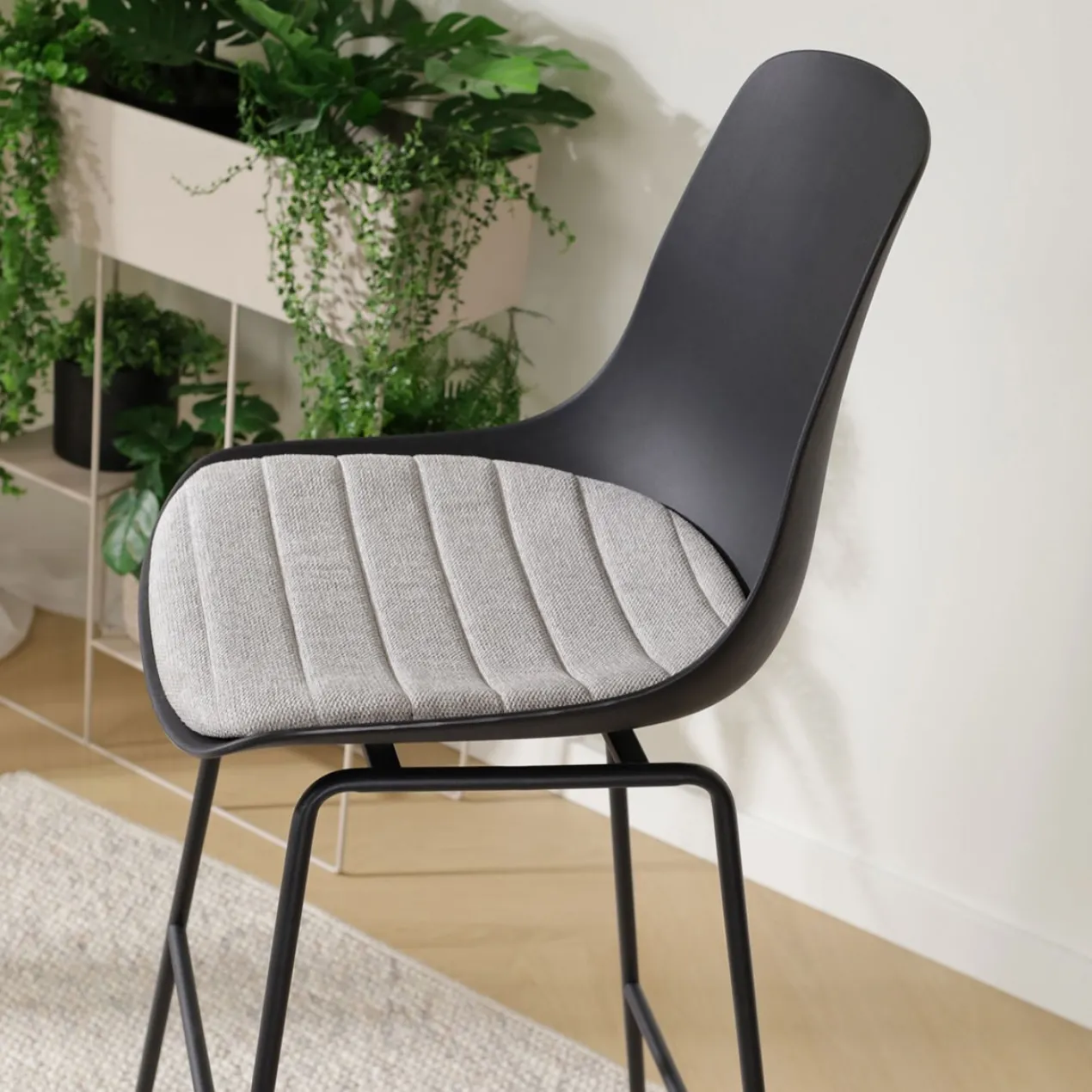 Nino-Liv barkruk zwart met beige zitkussen - zwart onderstel - 65 cm