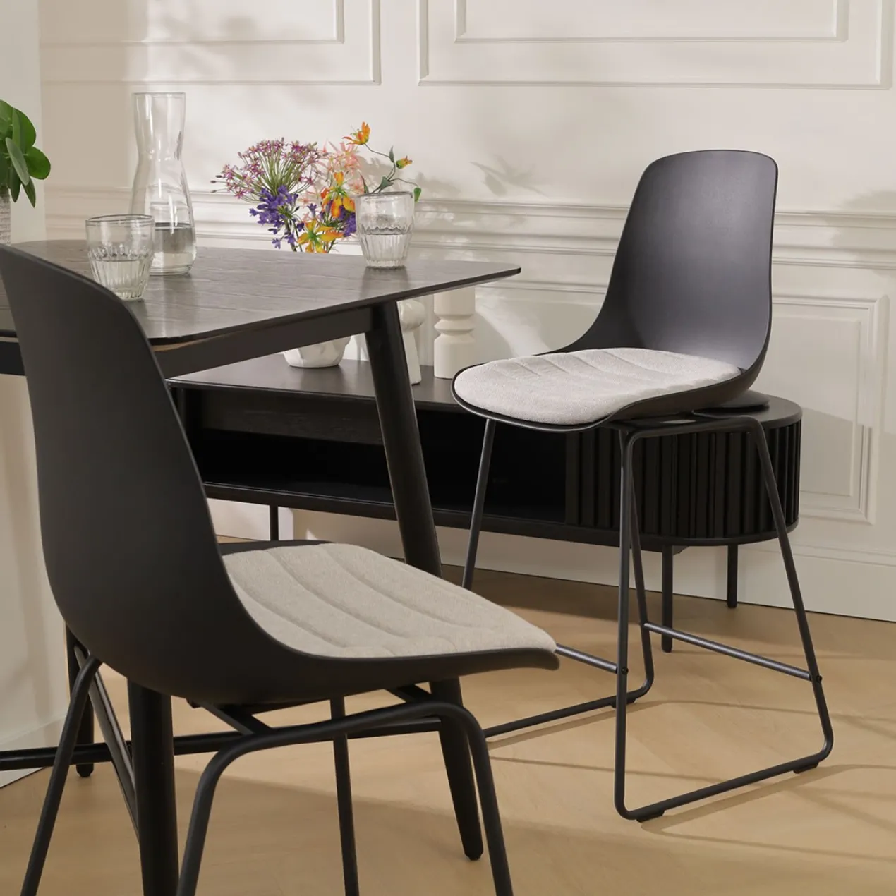 Nino-Liv barkruk zwart met beige zitkussen - zwart onderstel - 65 cm