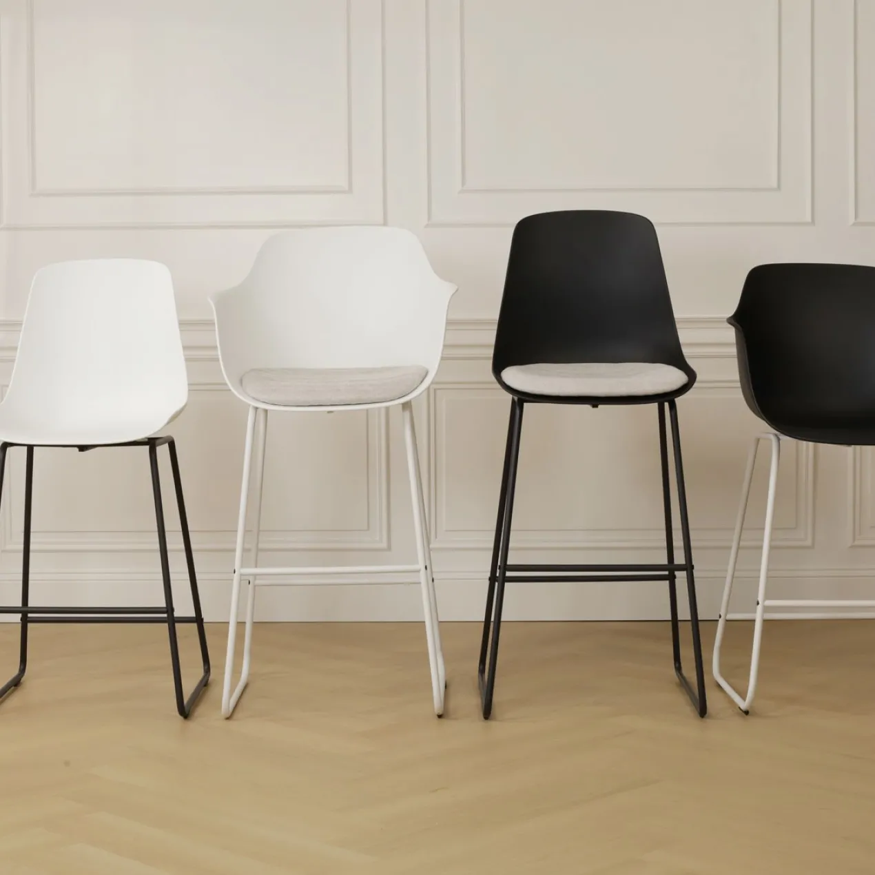 Nino-Liv barkruk zwart met beige zitkussen - zwart onderstel - 65 cm