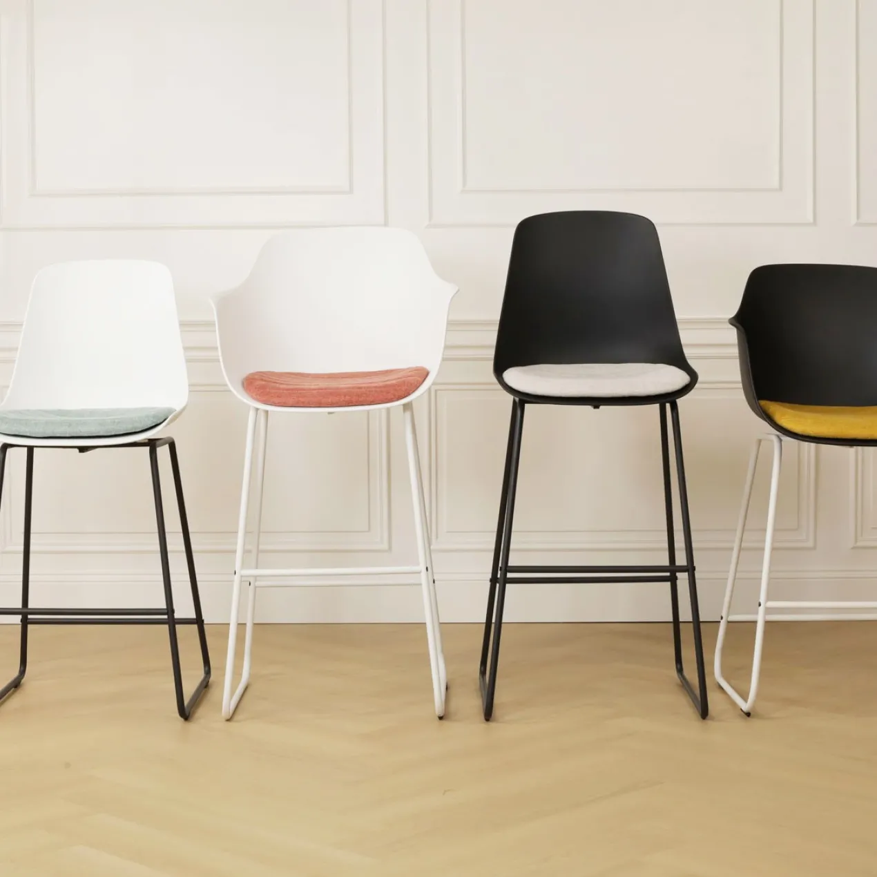 Nino-Liv barkruk zwart met beige zitkussen - zwart onderstel - 75 cm