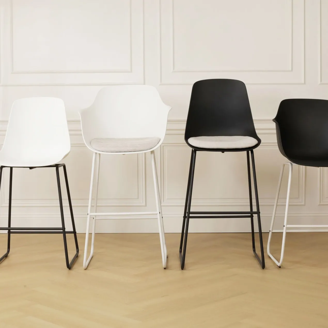 Nino-Liv barkruk zwart met beige zitkussen - zwart onderstel - 75 cm