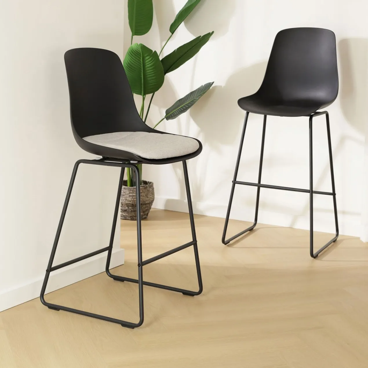 Nino-Liv barkruk zwart met beige zitkussen - zwart onderstel - 75 cm