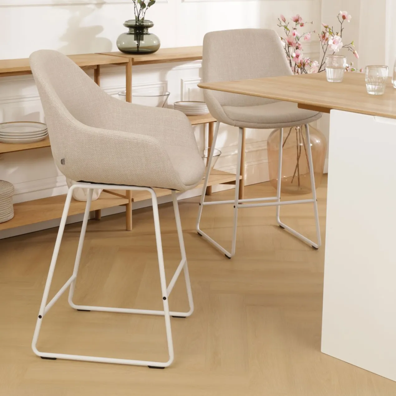 Nino-Mae barkruk beige - wit onderstel - 65 cm