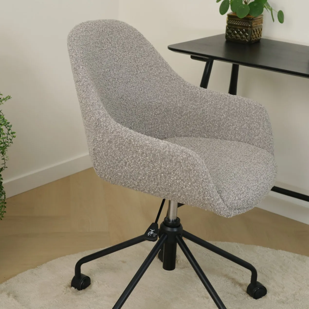 Nout-Mae bureaustoel bouclé taupe - zwart onderstel