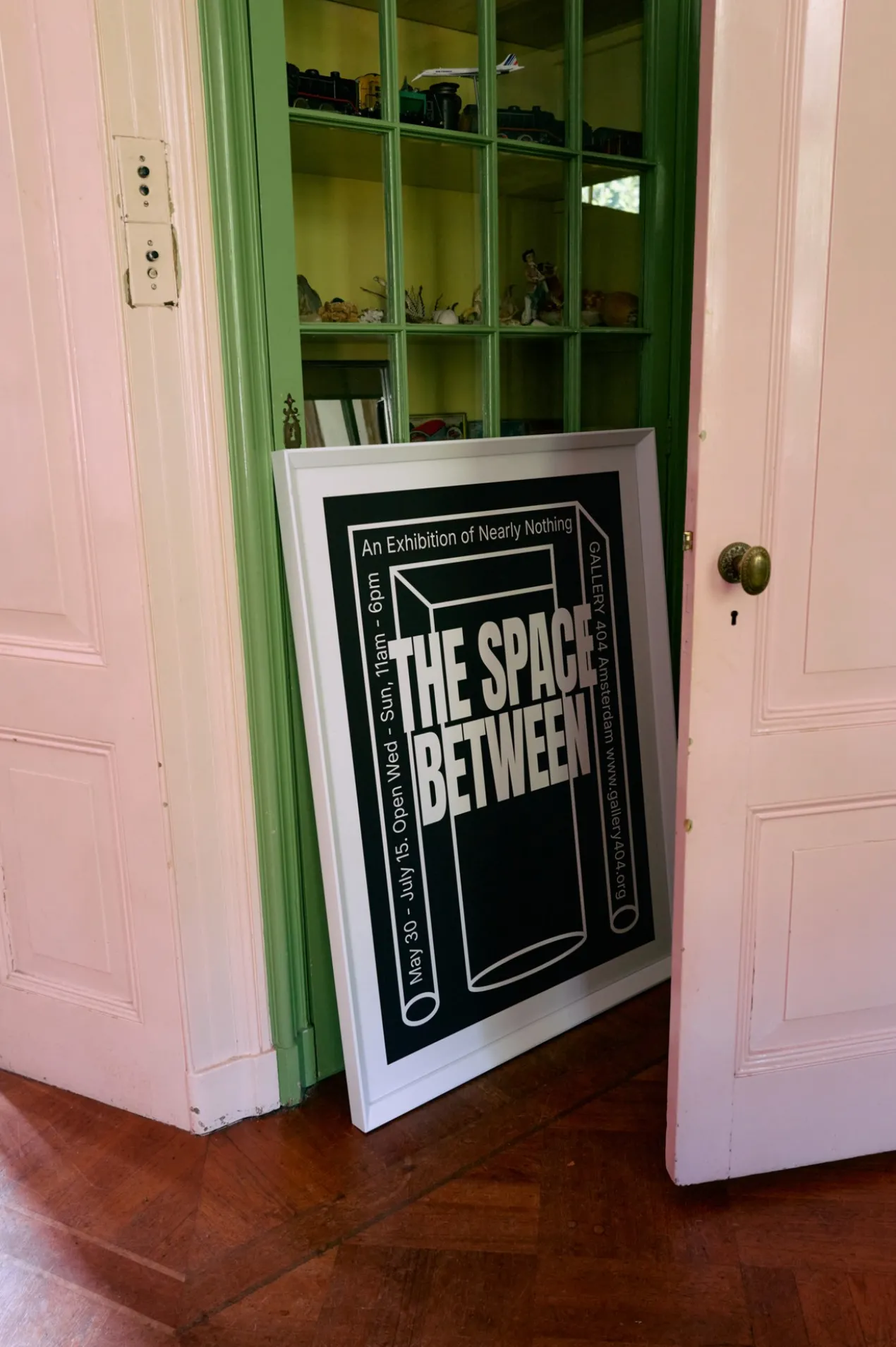 Poster Framed between space 87x118 cm