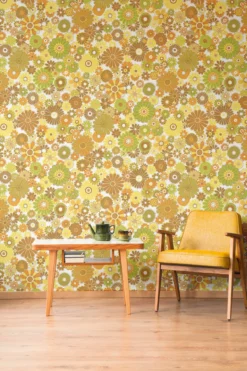 Retro behang bloemmotief met een lichte structuur – geel, groen, bruin Bloemen retro behang met een lichte structuur – geel, groen, bruin #1