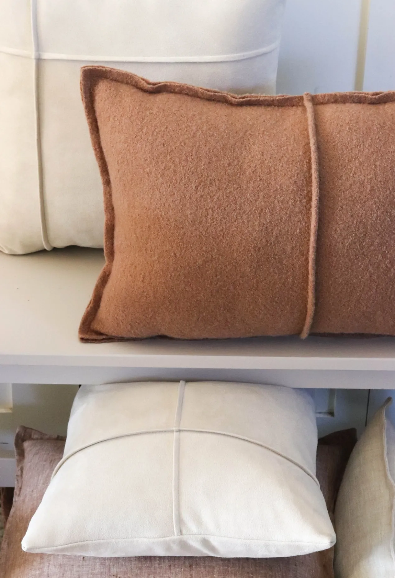 Sierkussen boiled wool naad mocha mousse 59x40 cm