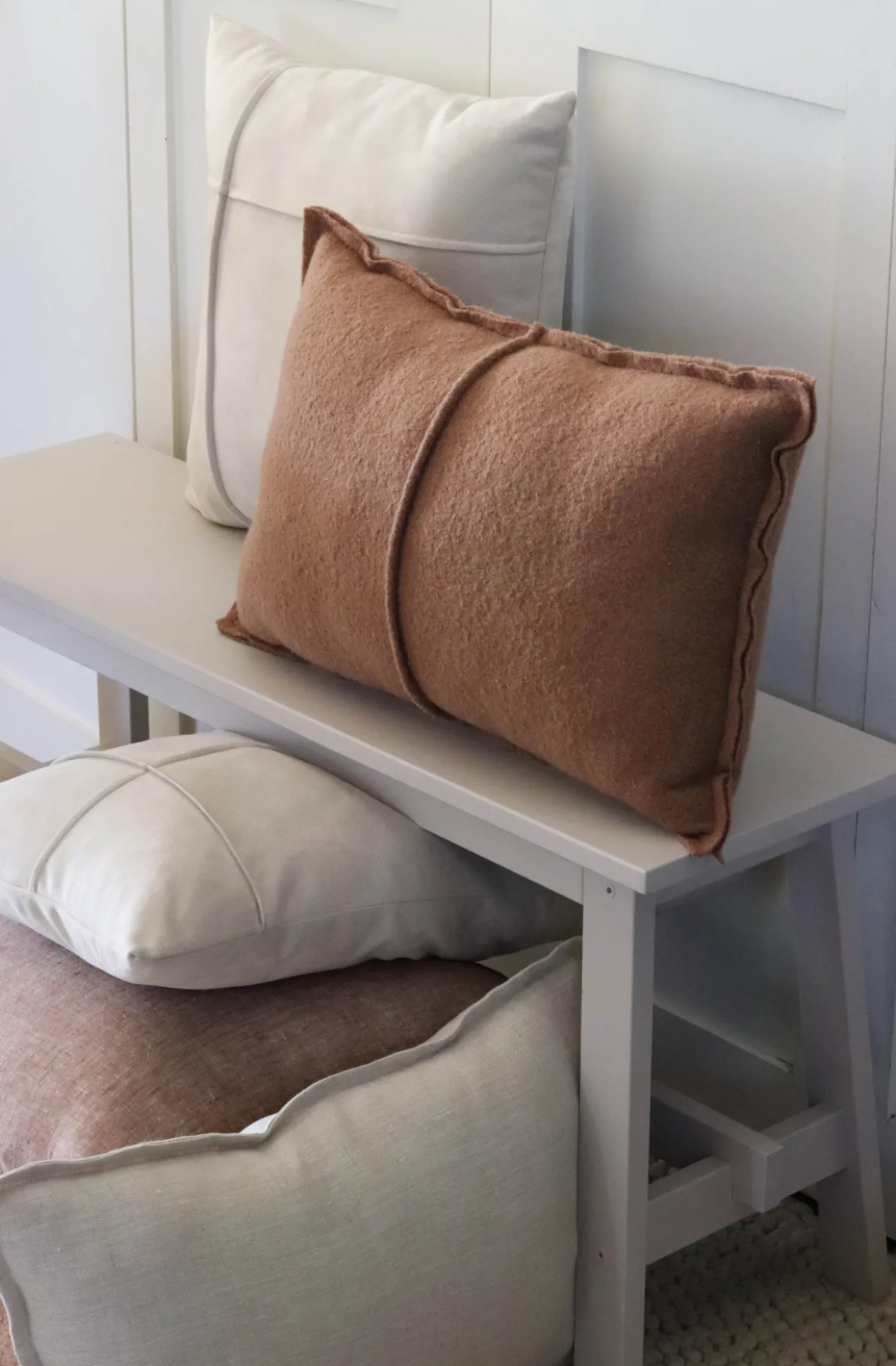 Sierkussen boiled wool naad mocha mousse 59x40 cm