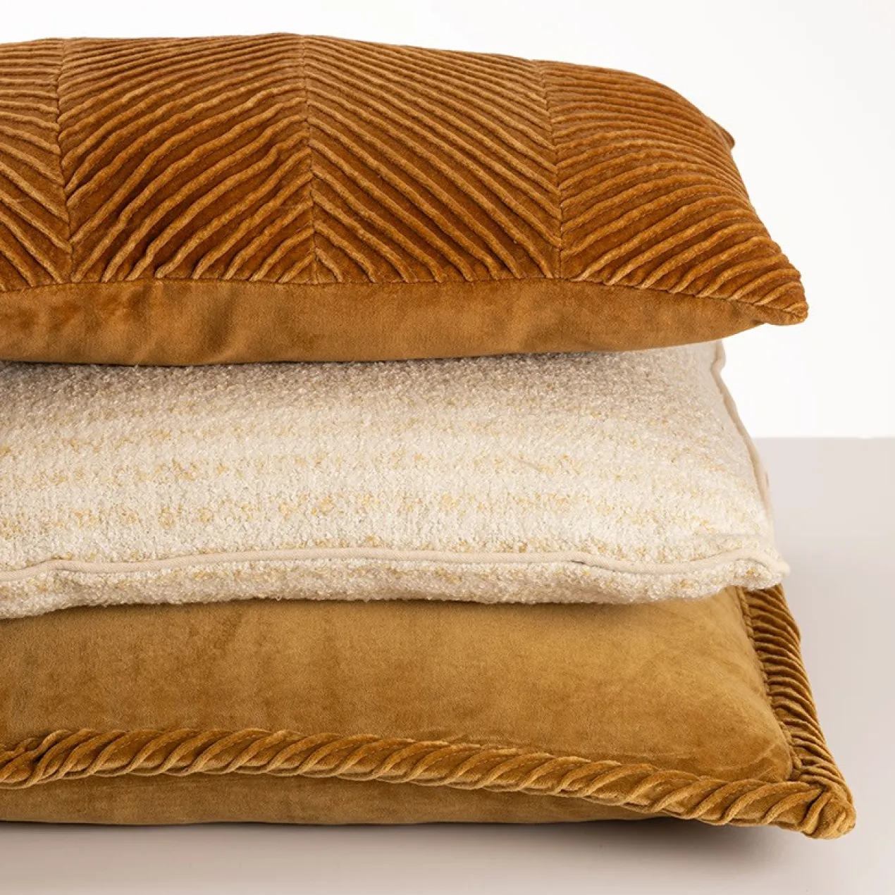 Sierkussen Cord piping velours gold 45x45 cm