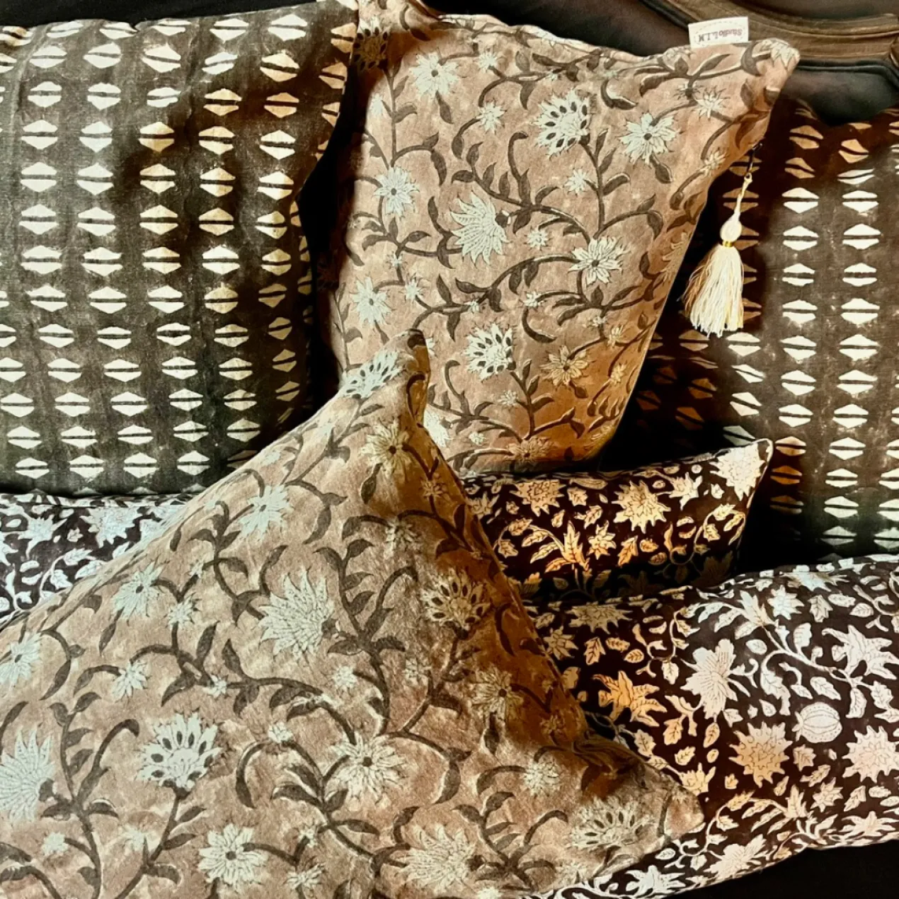 Sierkussen Handpainted dark brown 80x30 cm
