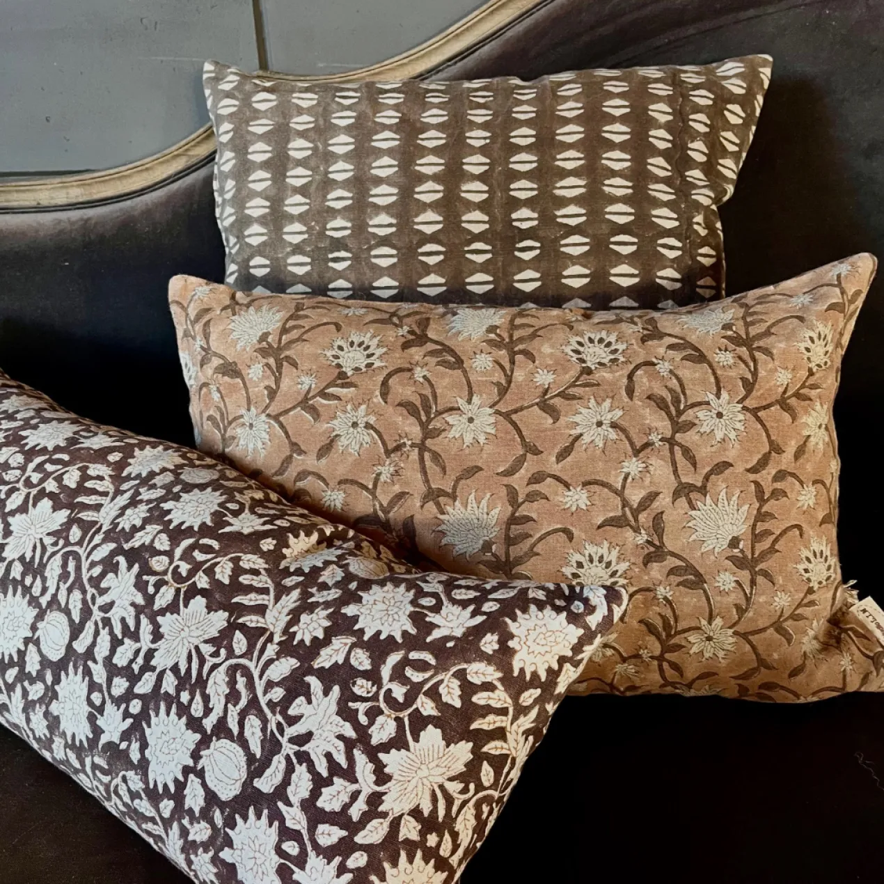 Sierkussen Handpainted dark brown 80x30 cm