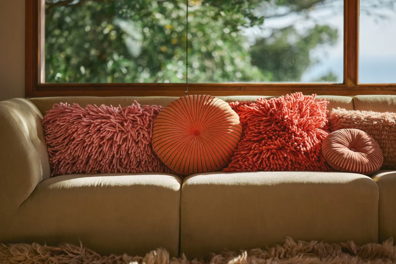 Sierkussen Rugged woolen cherry red 50x50 cm