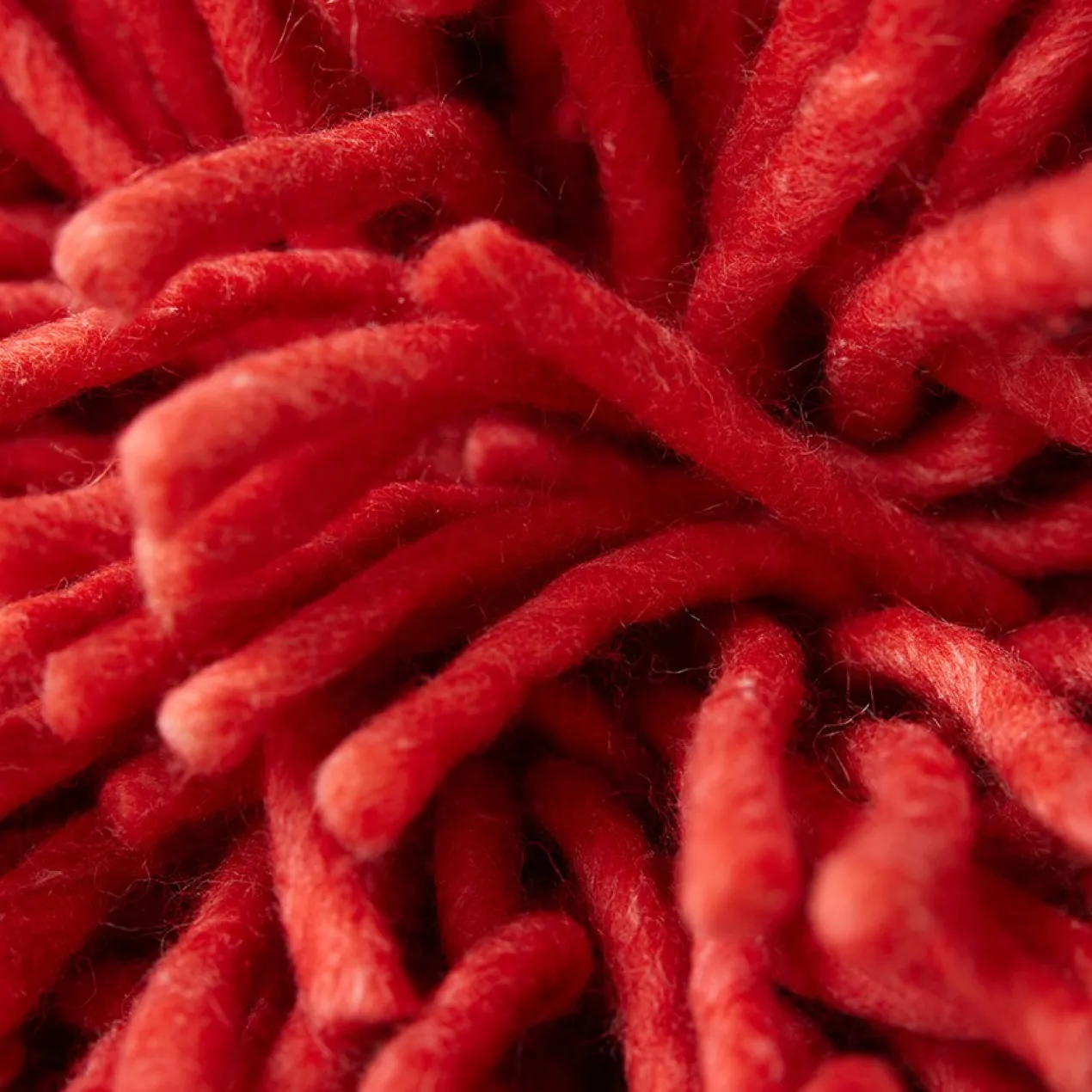 Sierkussen Rugged woolen cherry red 50x50 cm