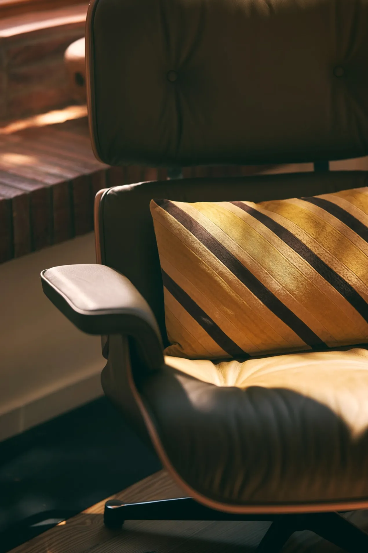 Sierkussen Striped velvet Honey 50x30 cm