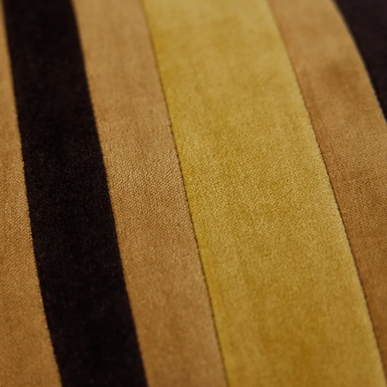 Sierkussen Striped velvet Honey 50x30 cm