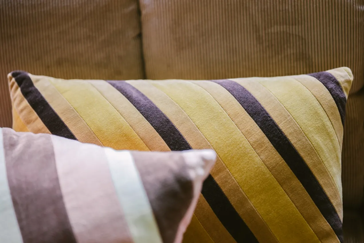 Sierkussen Striped velvet Honey 50x30 cm