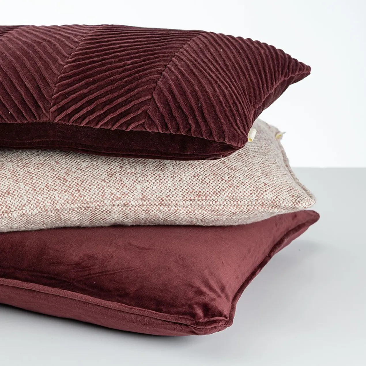 Sierkussen velours tucked allover aubergine