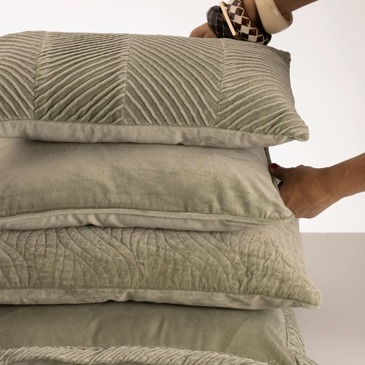 Sierkussen velours tucked allover dewgreen
