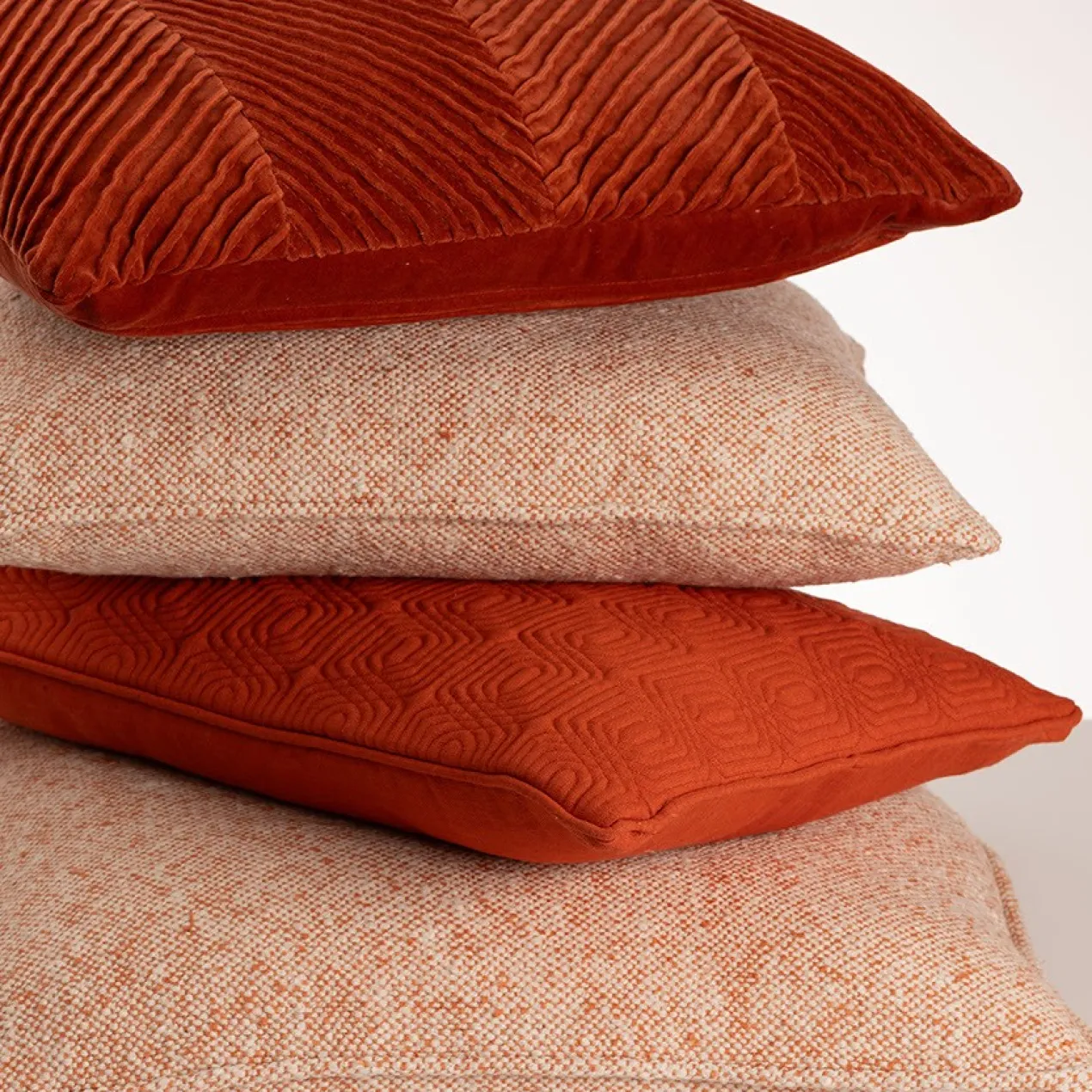 Sierkussen velours tucked allover terra
