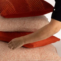 Sierkussen velours tucked allover terra