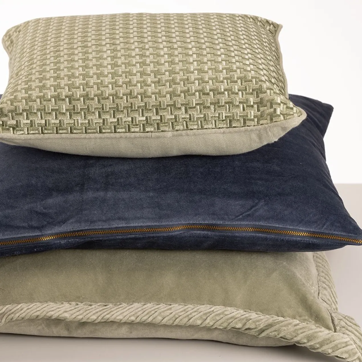Sierkussen velours tucked border dewgreen