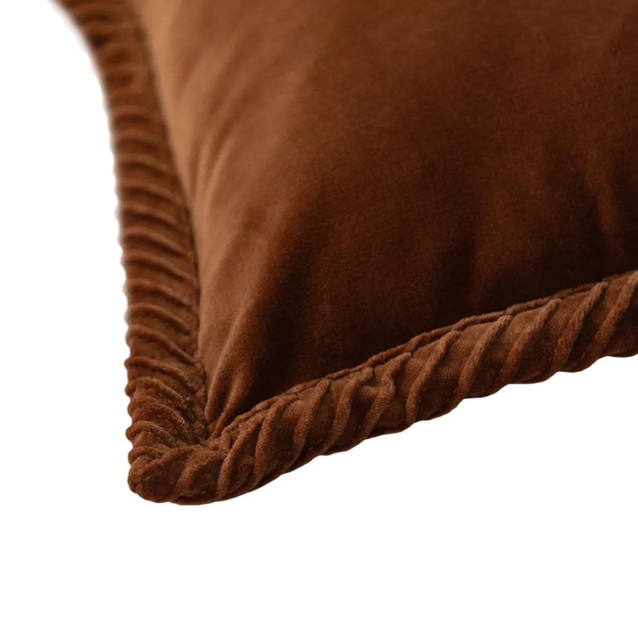Sierkussen velours tucked border caramel