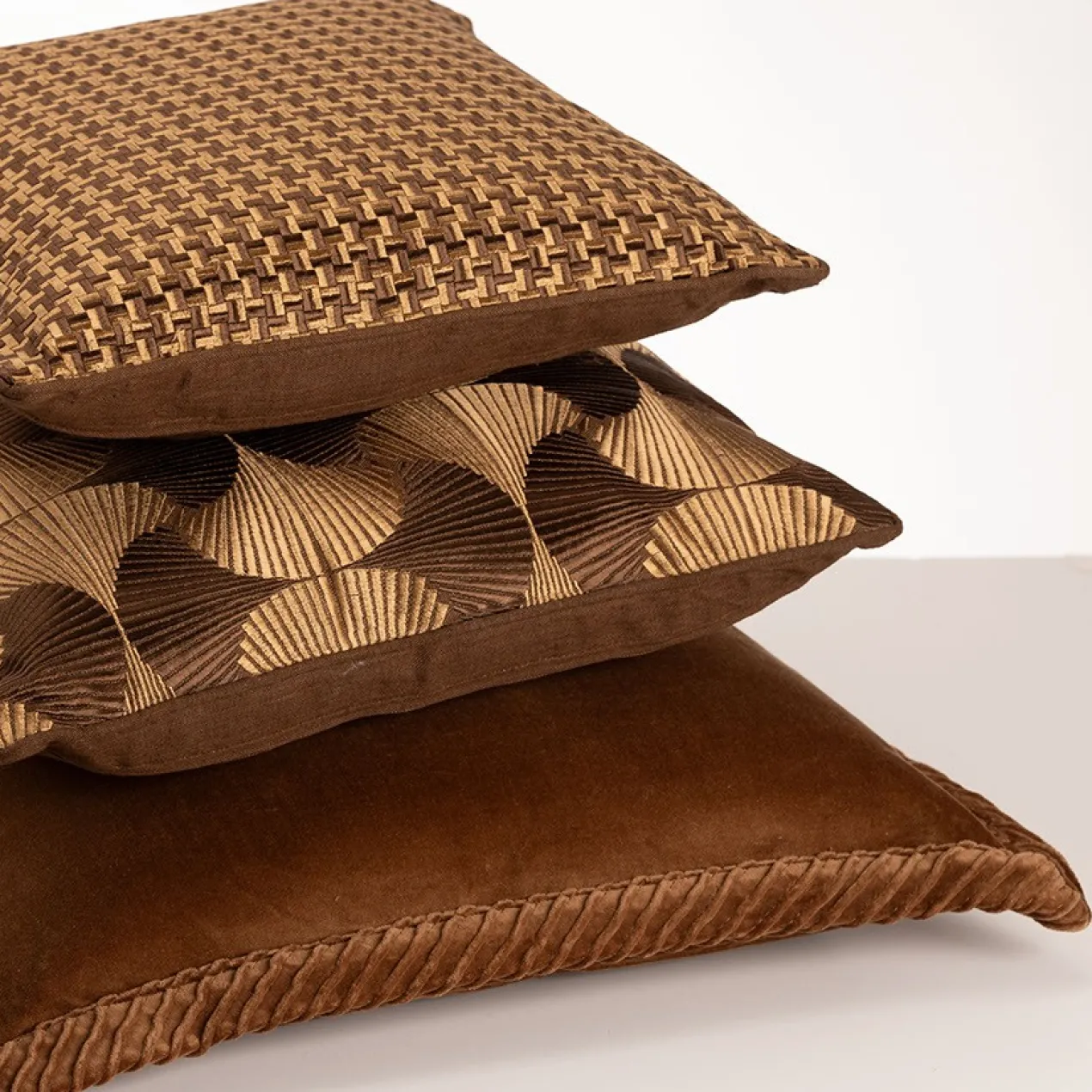 Sierkussen velours tucked border moccamatcha