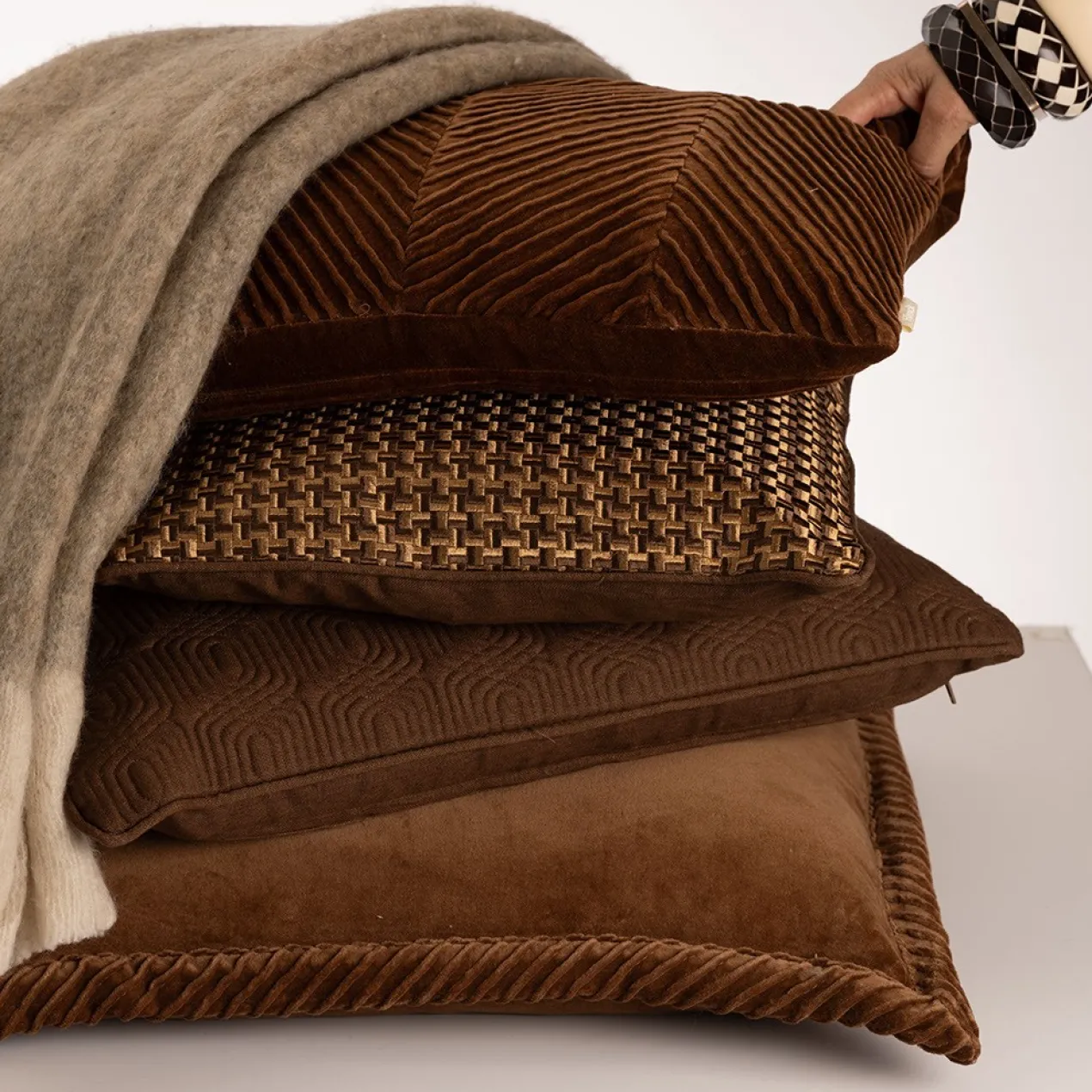 Sierkussen velours tucked border moccamatcha