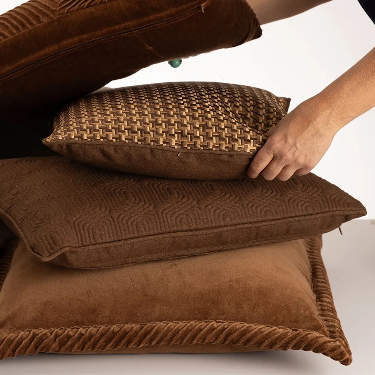 Sierkussen velours tucked border moccamatcha