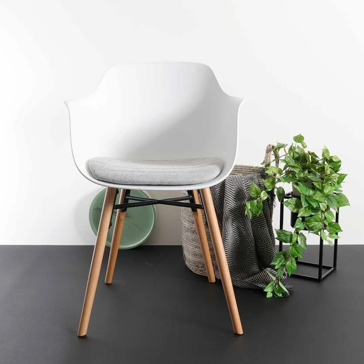 Staande plantenpot Finnley (set van 2) Finnley staande bloempot zwart - set van 2
