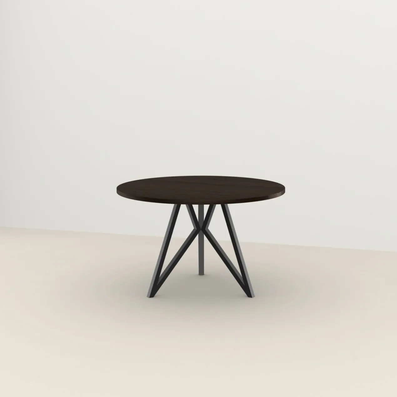 Studio HENK tafel Butterfly Rond Tripod - zwart frame, gerookte beits ⌀110 | Gerookte Beits | Rechte Rand | Frame Zwart