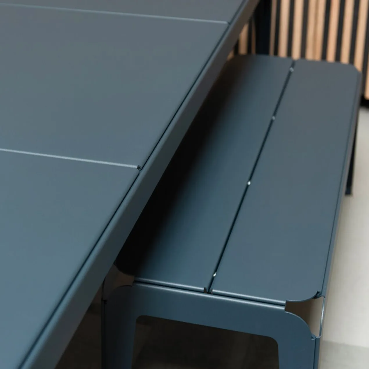 Tuinbank Bended Bench 140 grey blue