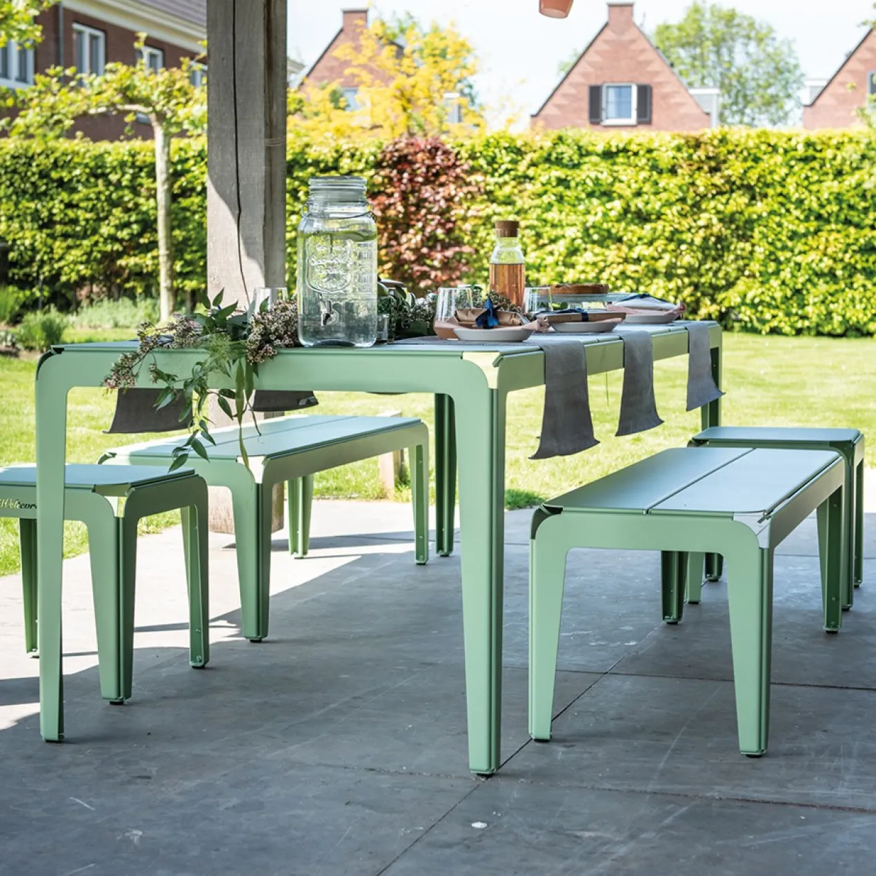 Tuinbank Bended Bench 140 pale green