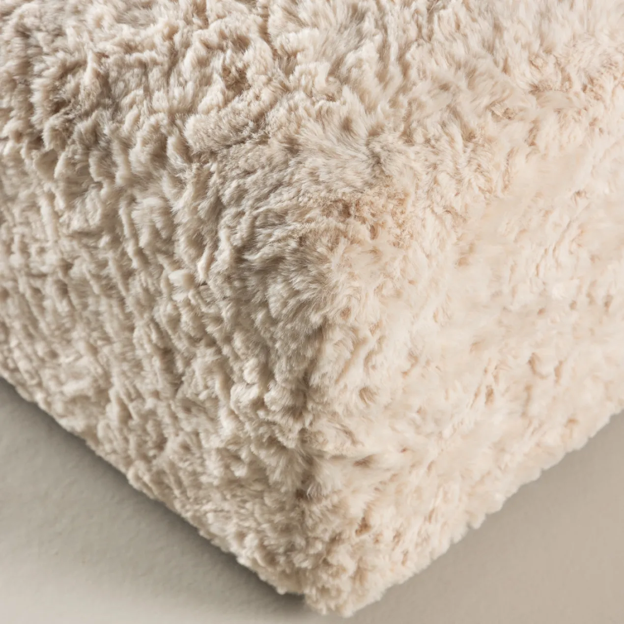 Vierkante schapenvacht poef Erla Beige