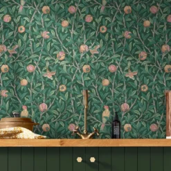 Vliesbehang bird & pomegranate deep green