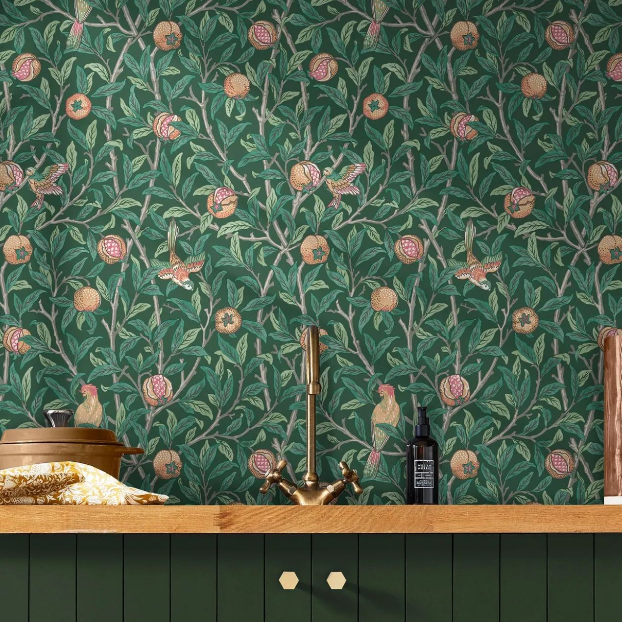Vliesbehang bird & pomegranate deep green