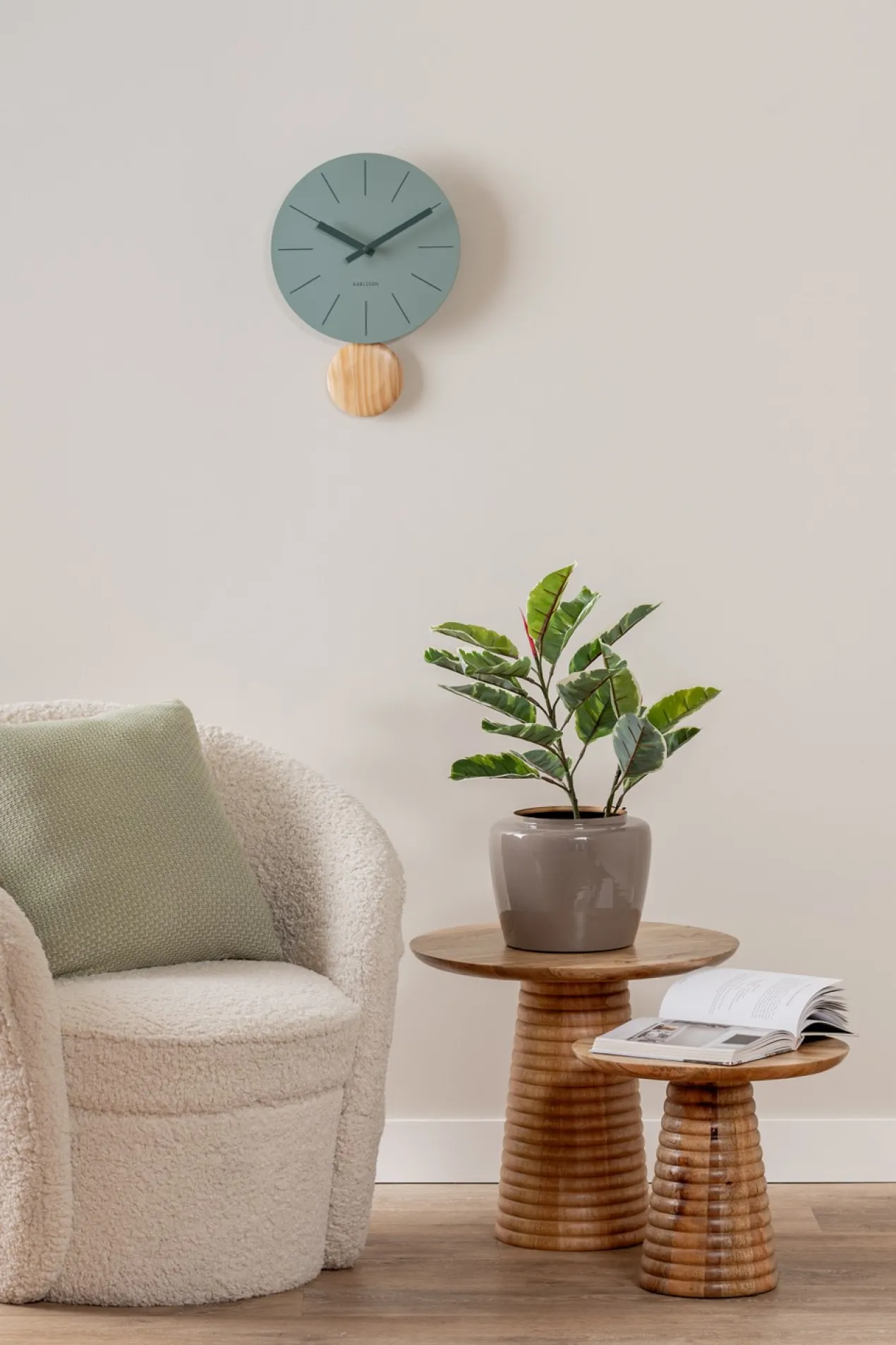 Wall clock Arlo pendulum matt jungle green