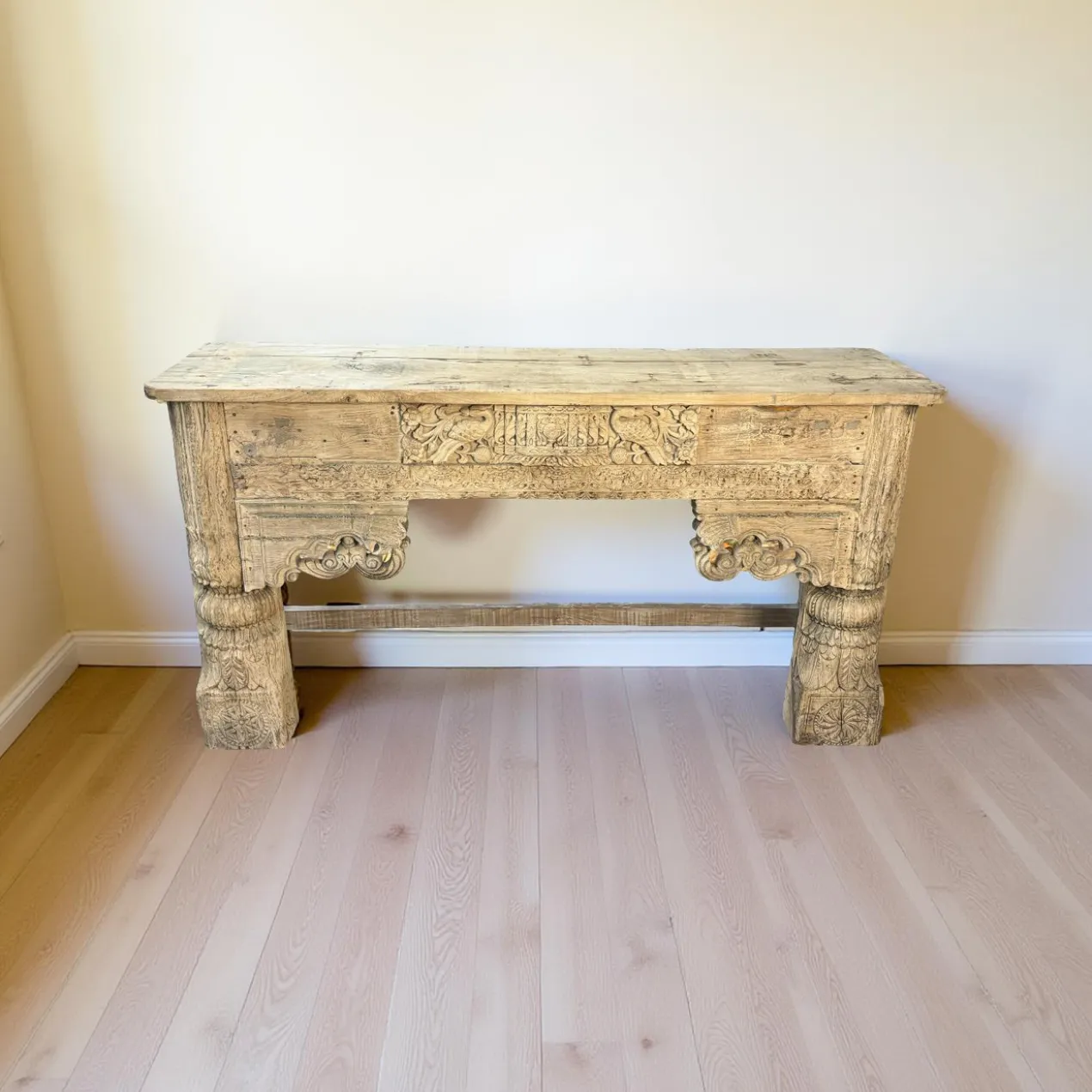 Wandkast met mooie snijwerk naturel
