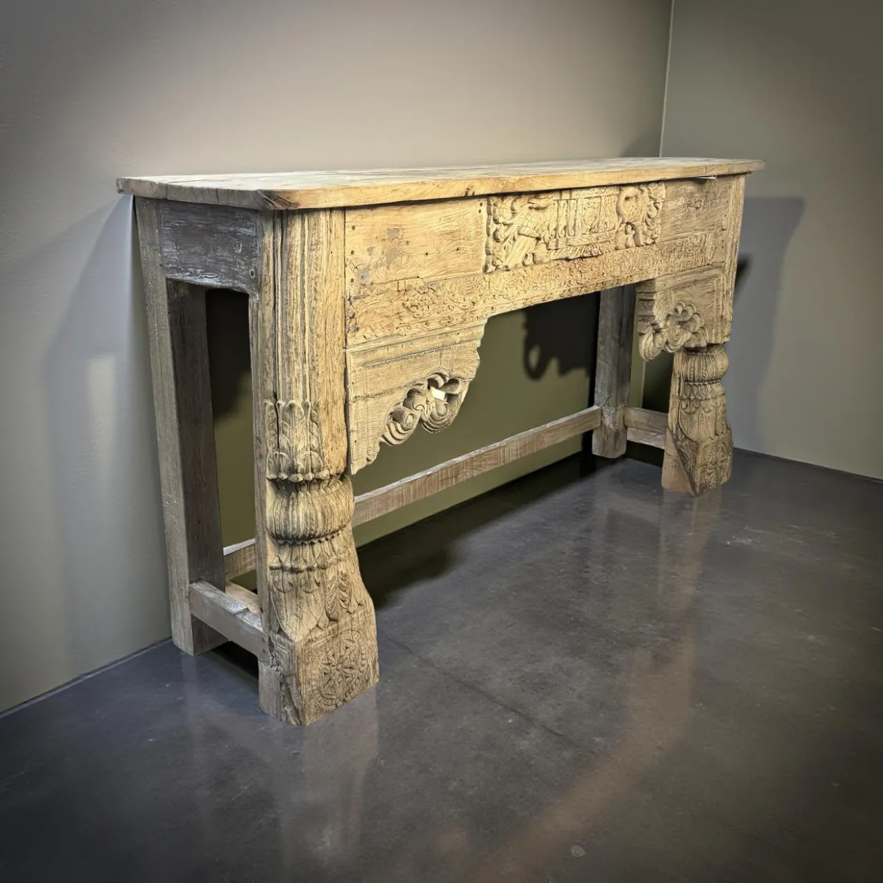Wandkast met mooie snijwerk naturel
