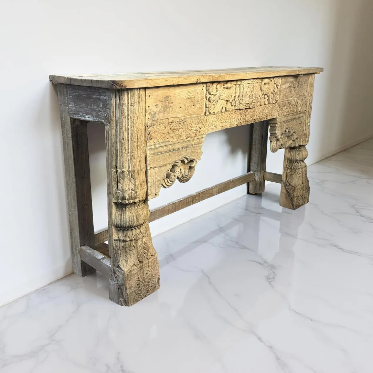 Wandkast met mooie snijwerk naturel