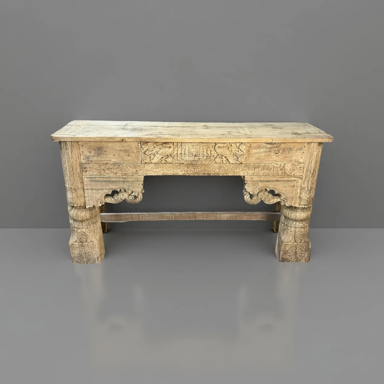 Wandkast met mooie snijwerk naturel