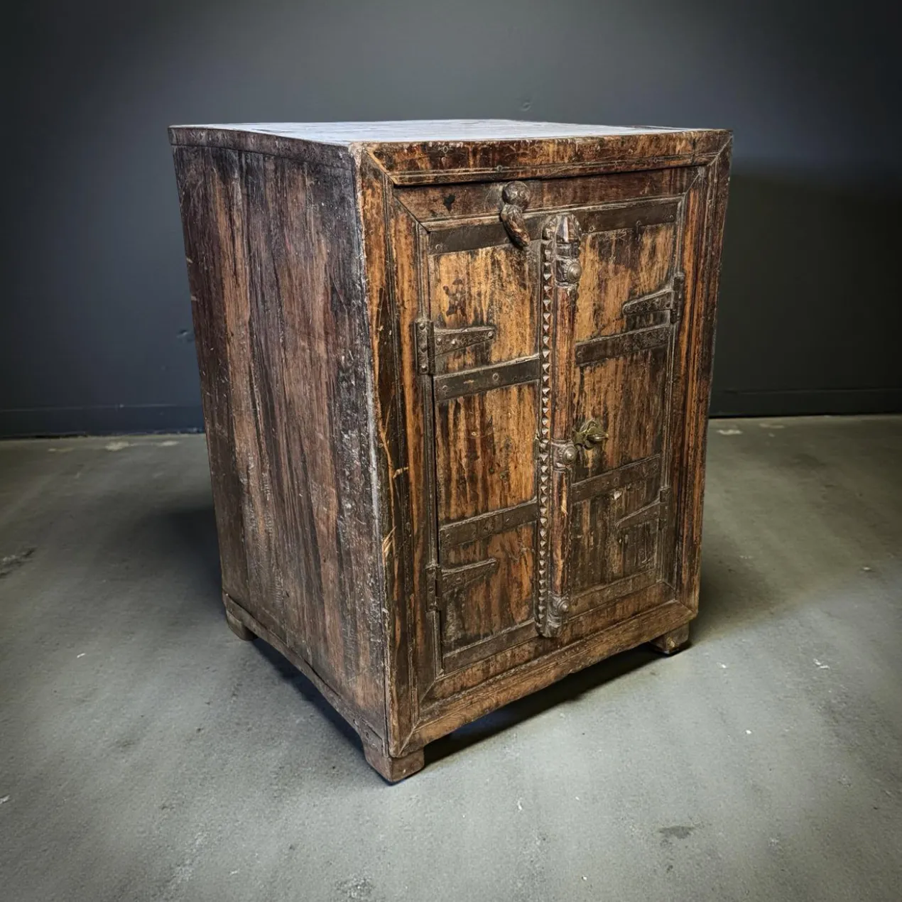 Wandkast vierkant antiek finish