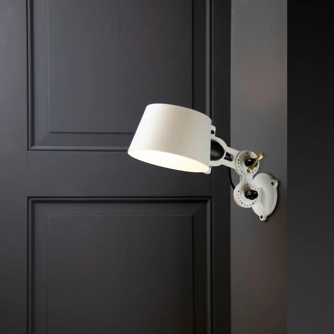 Wandlamp Bolt sidefit mini install lightning white